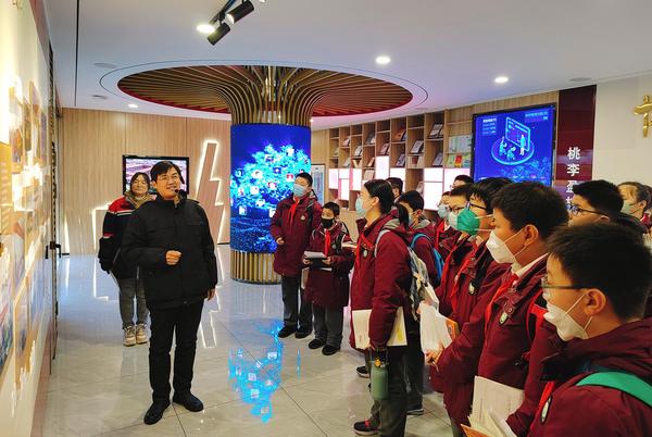 9参观学习校史馆 (1)